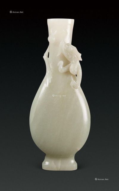 18世纪 青白玉“玉龙戏珠”瓶