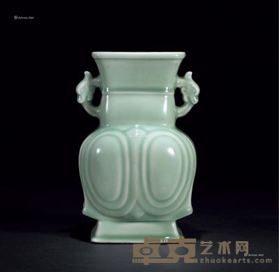 清雍正 豆青釉双耳方口瓶 高22.0cm