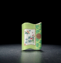 清乾隆·绿釉粉彩开光花卉纹书卷型壁瓶