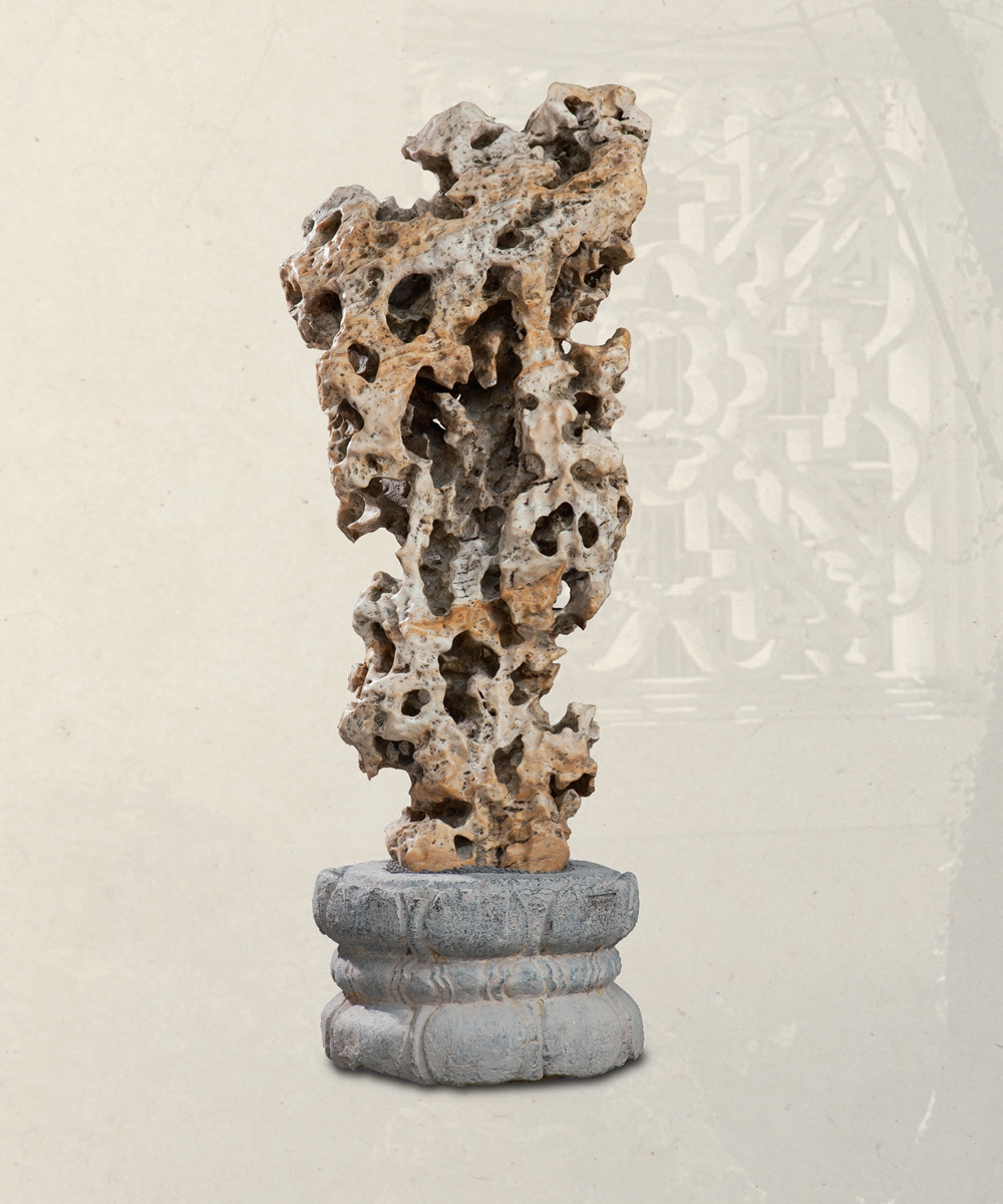 lot:3811 明·青石莲花瓣束腰圆座连白太湖石