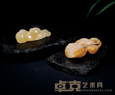 寿山汶洋石雕莲蓬、蟠桃二件 2.7×3×9cm  2.5×6×10cm