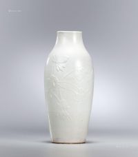 清中期 白釉仿定模印荷花纹瓶