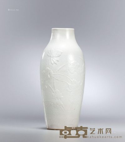清中期 白釉仿定模印荷花纹瓶 高18.4cm