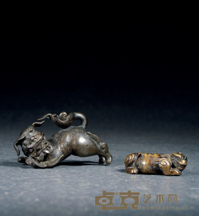 清·铜狮子、瑞兽镇纸一组两件 高：5.3cm 长：10cm 高：1.7cm 长：5.9cm
