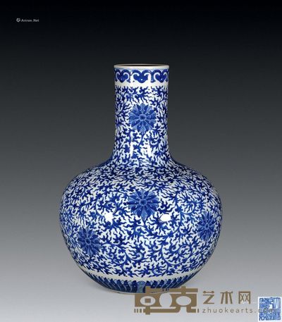 清中期 青花缠枝莲纹天球瓶 高46cm