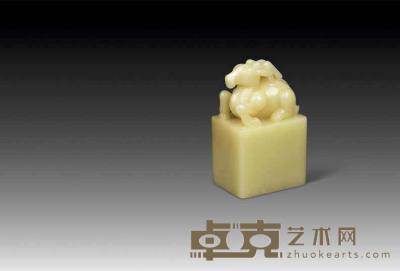 寿山芙蓉石神鹿钮印章 2.4×3.4×5.3 cm