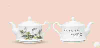 1958年 粉彩绘山水纹茶壶