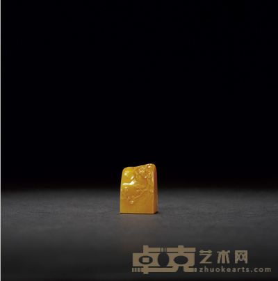 清·田黄石梅花薄意方章 1.9×2×2.9cm 25.8g