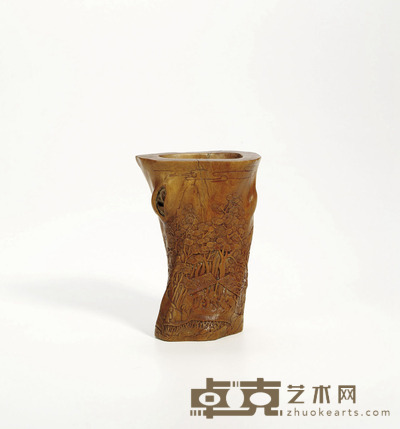 清·黄杨木雕庭院人物随形笔筒 高:10cm