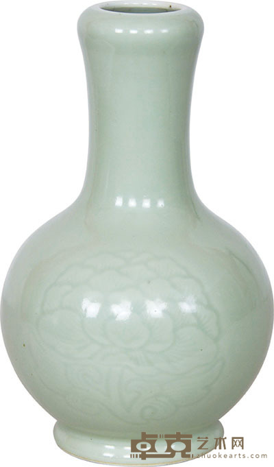 清 青釉刻牡丹纹瓶 高：21.2cm