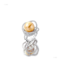 金色珍珠配钻石戒指