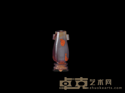 玛瑙雕贯耳瓶 连座高:10.8cm