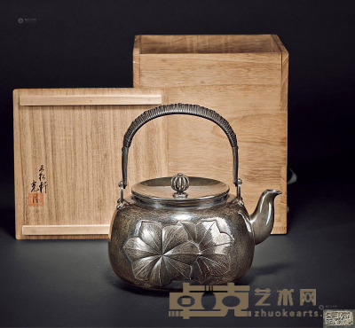 近代 三松轩造家族订制品搥打出鹿银壶 宽14.5cm；高19cm