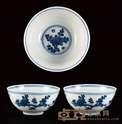青花月影梅碗(一对) 直径:12厘米 高:6.2厘米