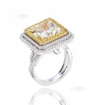 10.056克拉黄色钻石配钻石戒指