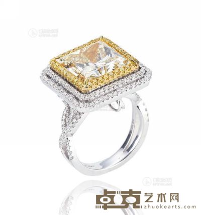 10.056克拉黄色钻石配钻石戒指 
