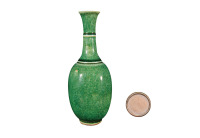 豇豆绿釉竹节瓶
