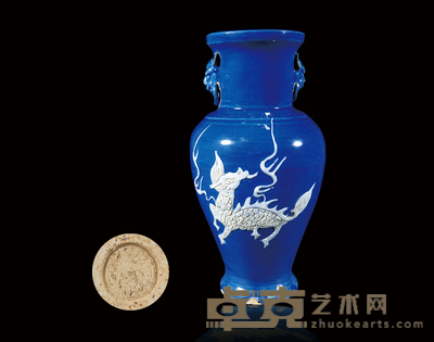 老霁蓝釉堆白麒麟纹赏瓶 17×9