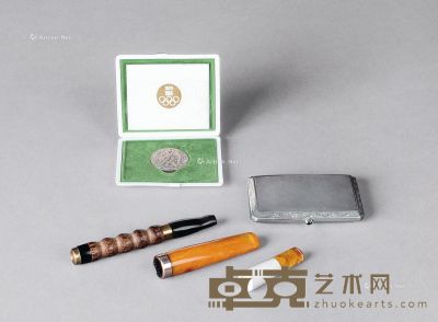 20世纪、1964年 银镶宝石刻花名片盒、东京奥运会纪念银牌、K金蜜蜡烟嘴、沉香烟嘴三支 尺寸不一