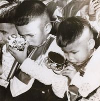 1956年香港为失明儿童派送礼物照片