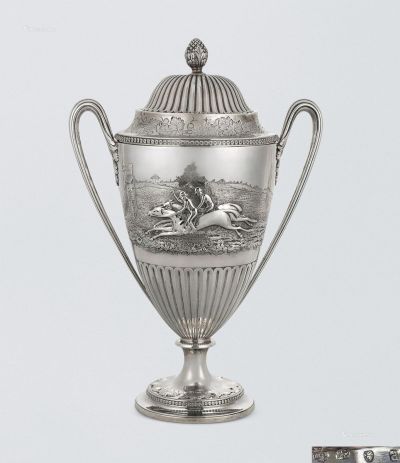1779年作 乔治三世时期银制双把手杯及杯盖