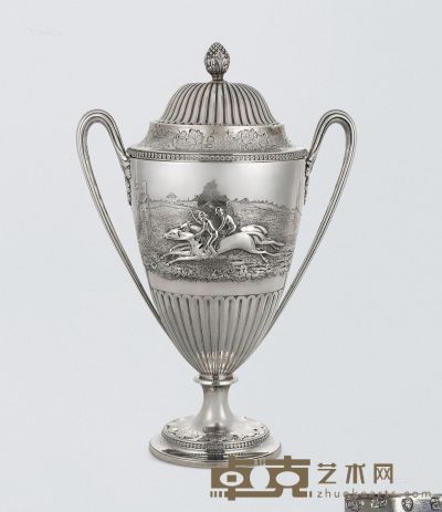 1779年作 乔治三世时期银制双把手杯及杯盖 重1723g；高37.5cm