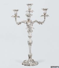 1884年作 维多利亚时期电镀银三枝四头大烛台 （一对）