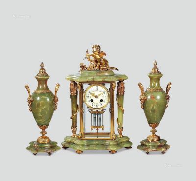 约1900年作 法国缟玛瑙镀金金属壁炉钟及配套摆设