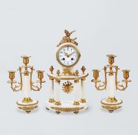 约1900年作 法国黄铜鎏金，配以白色大理石壁炉钟及配套摆设