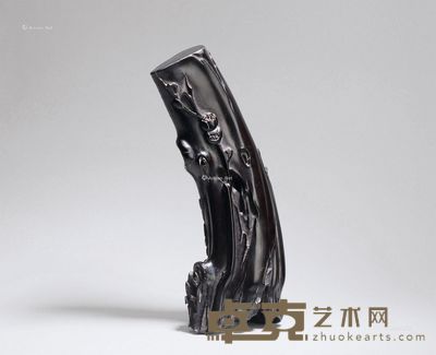 清代 牛角雕梅花纹臂搁 长22.5cm