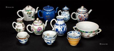 18 19世纪 青花和粉彩茶具 （一组十七件）