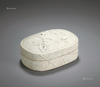 清 白釉雕瓷梅竹纹砚盒