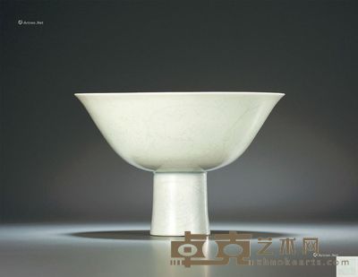 清乾隆 白釉暗刻缠枝莲纹高足碗 直径14.7cm