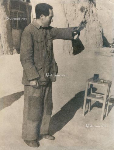 吴印咸 1942年作 毛泽东在延安窑洞前讲话