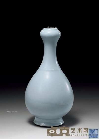 清乾隆 天蓝釉蒜口瓶 高27.6cm