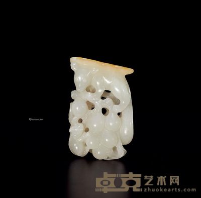 清乾隆 白玉洒金松鼠葡萄坠 高5.5cm