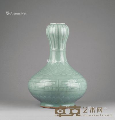 清代 青瓷莲回纹蒜头瓶 高33.5cm