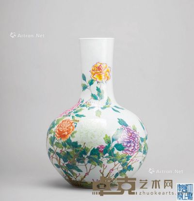 清代 粉彩花蝶天球瓶 高53.4cm