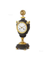 1800年 法国 花瓶样式铜鎏金着黑色台钟