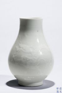 清18世纪 白釉堆白龙纹小瓶
