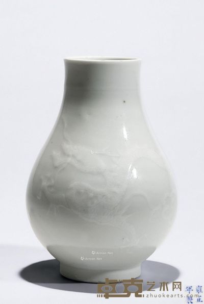 清18世纪 白釉堆白龙纹小瓶 高15cm