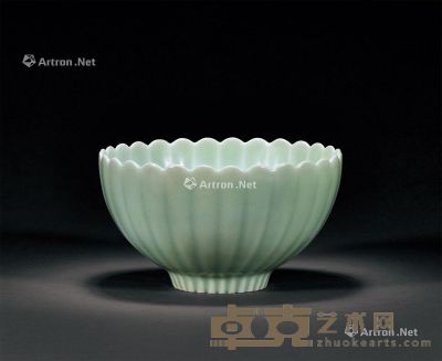 清雍正 翠青釉菊瓣碗 直径18.2cm