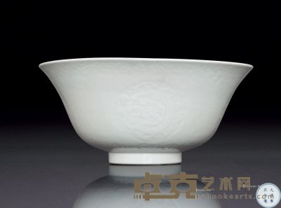 清雍正 白釉暗刻团龙纹大碗 直径20.8cm