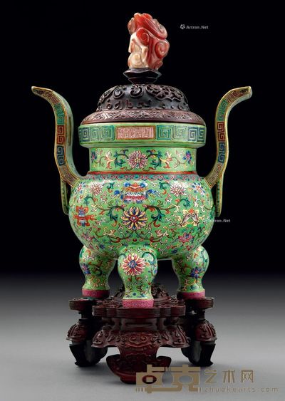 清嘉庆 绿地粉彩莲托八宝纹三足香炉 长28.7cm