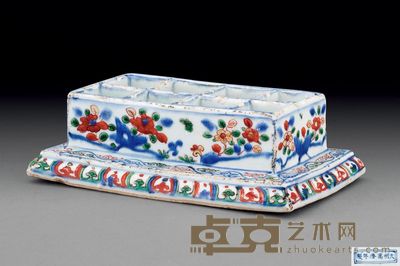 明万历 青花五彩洞石花卉纹盒 长22cm