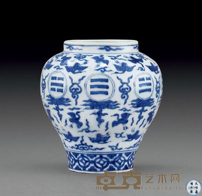 明嘉靖 青花云鹤八卦纹罐 高13.3cm