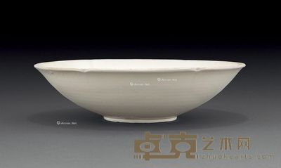 元 定窑划花荷叶纹葵口大碗 直径20.3cm