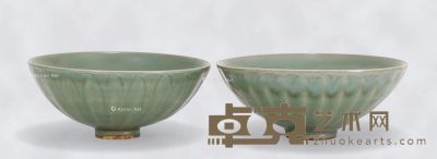 南宋 龙泉窑青釉菊瓣纹碗 （一对） 口径18.2cm；口径17.5cm