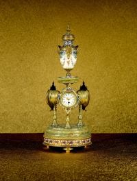 铜镀金珐琅嵌料石瓷瓶式三面钟