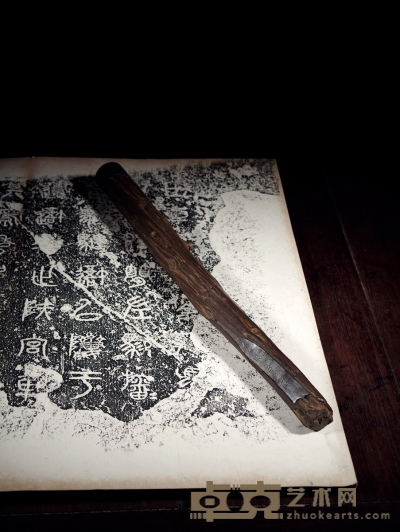 清乾隆·高凤翰铭木化石摆件 长：46.2cm